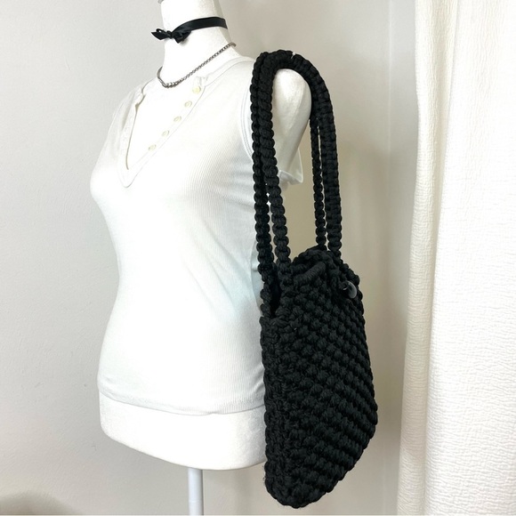Vintage 90s/Y2K black macramé crochet purse with wooden bead closure - Picture 5 of 17